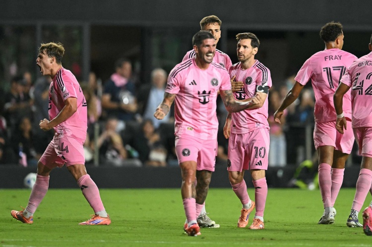 世界杯直播app安装-记者:德保罗疑似在更衣室遗落物品,摄影师帮忙取了回来