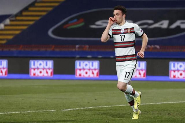 世界杯手机直播-没VAR 第94分钟好球不算 C罗怒掷袖标 主裁道歉